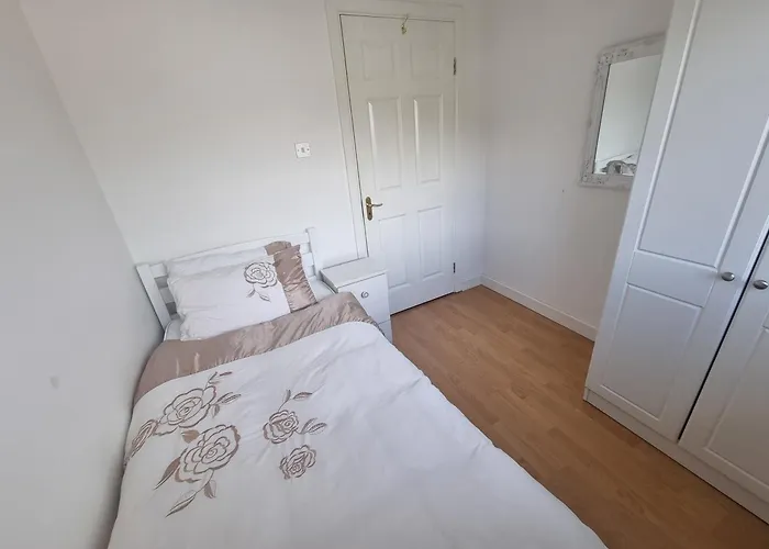 Проживание в семье Inis Lua House